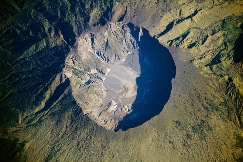 Foto orbit memperlihatkan kaldera Tambora, dinding berlapis, dasar kawah, serta lereng gunung di Pulau Sumbawa.